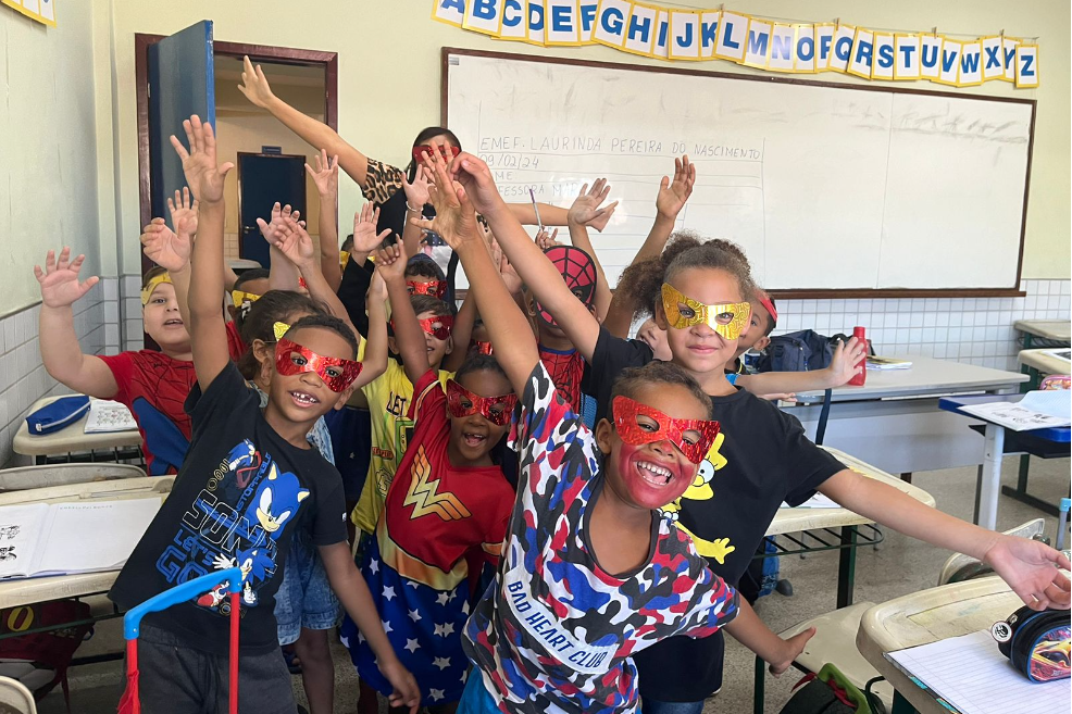 Festa da Alegria com diversão e muitas cores em escolas de Cariacica