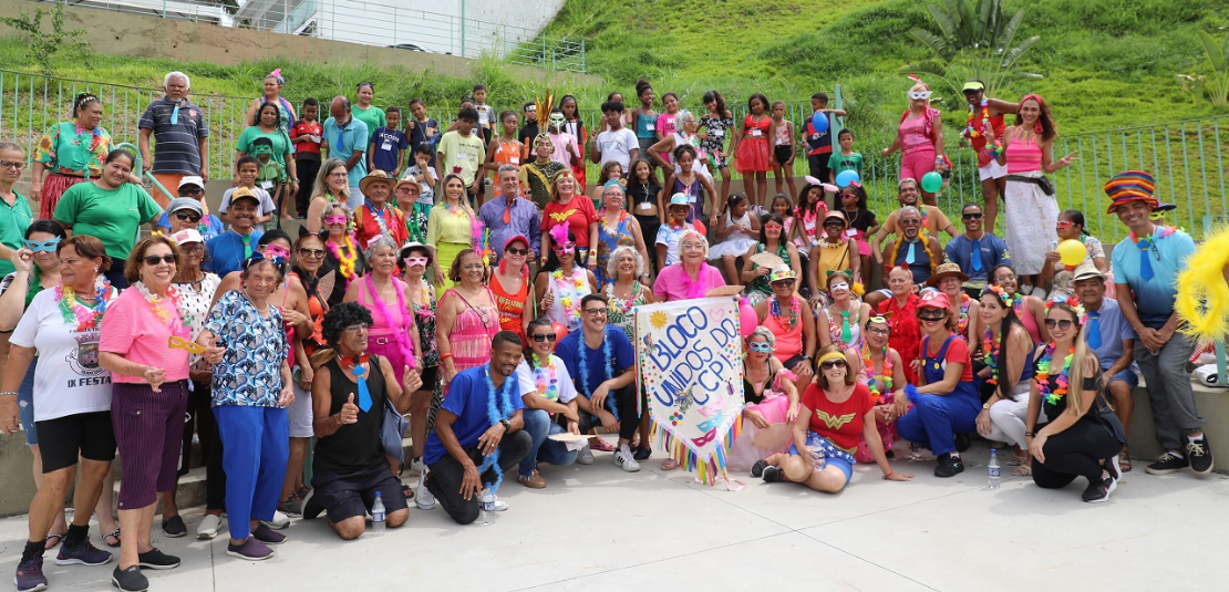 Idosos do Centro de Convivência colocam o bloco na rua ao som de marchinhas de Carnaval 
