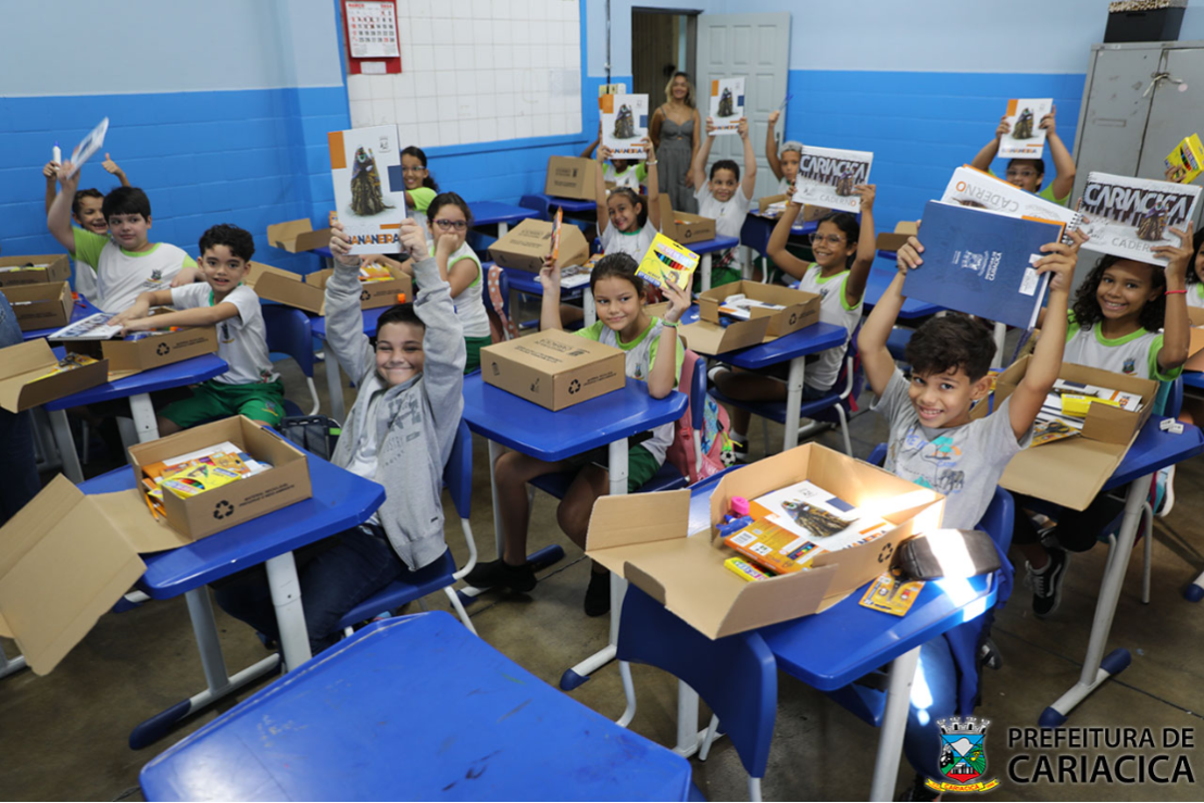 Estudantes da EMEF Stélida Dias recebem kits de ensino fundamental