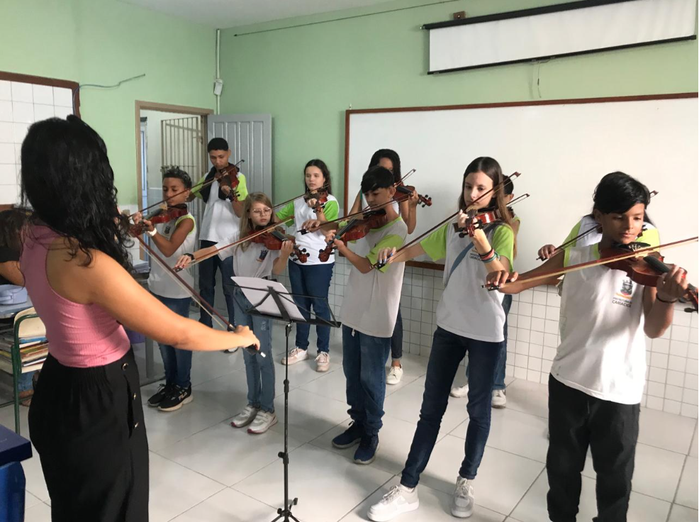 Da capoeira a orquestra de violinos: programa leva arte e cultura para escolas de Cariacica