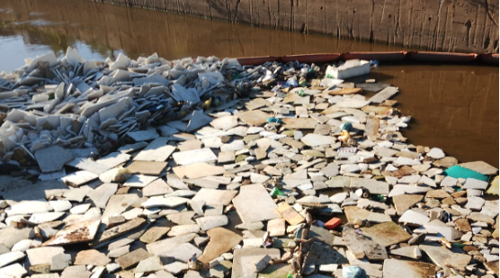 Secretaria de Serviços retira barreira de placas de isopor de dentro de córrego do bairro Valparaíso