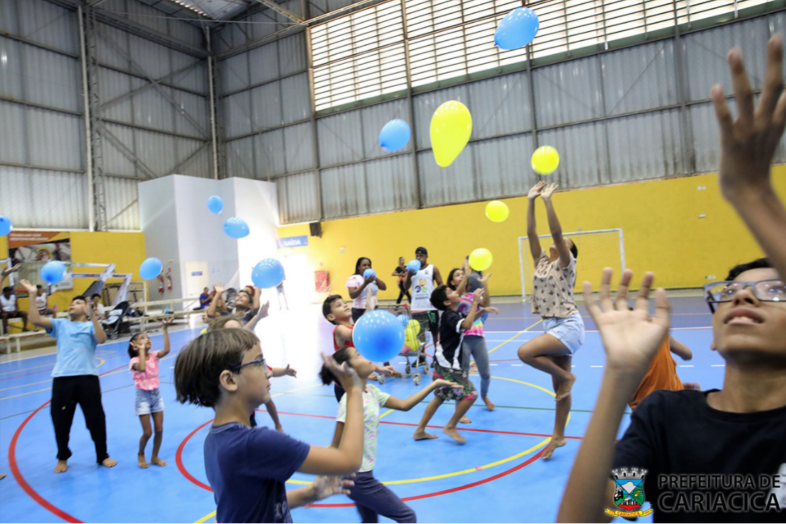 Brincadeiras com bola e pingue-pongue animam as crianças na colônia de férias em Cariacica 