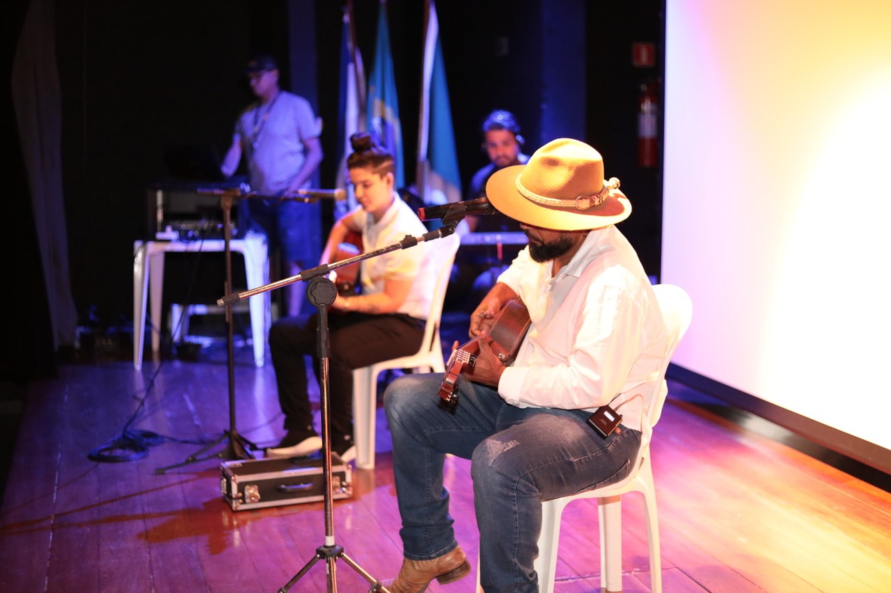 Curta a Quarta anima Centro Cultural com show da banda Comitiva Violeira