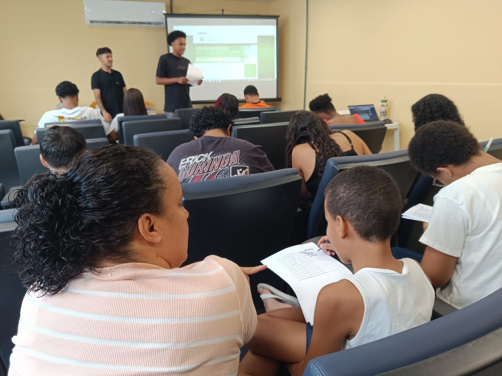 CRAS Porto de Santana realiza oficina de rima e faz encaminhamento profissional durante Colônia de Férias