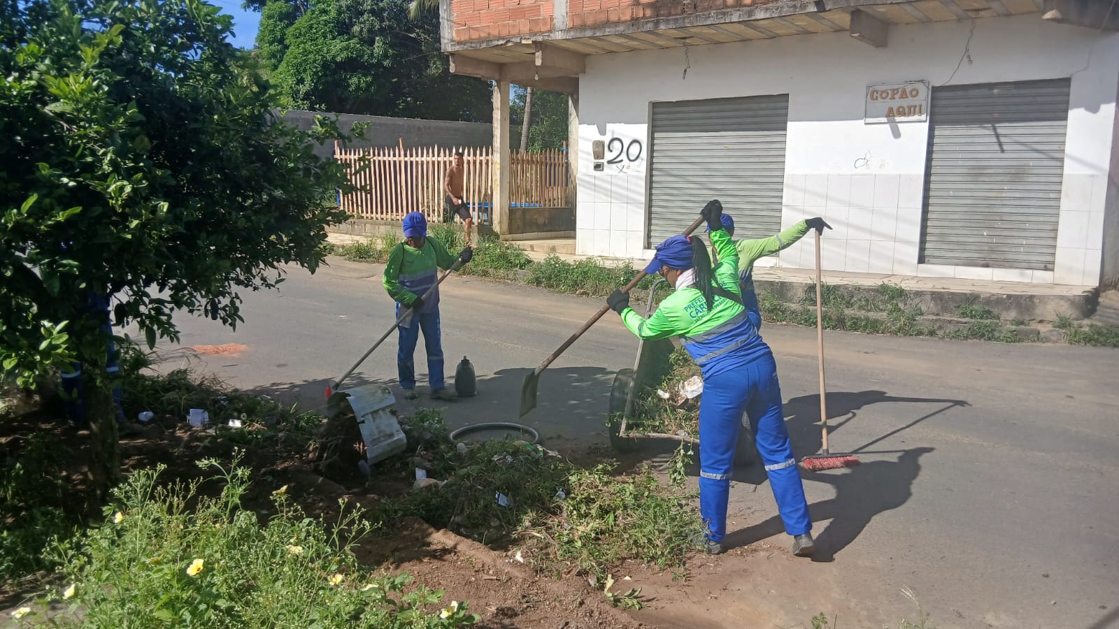 Prefeitura de Cariacica reforça ações de limpeza, poda e tapa-buracos em diversos bairros neste sábado (17)