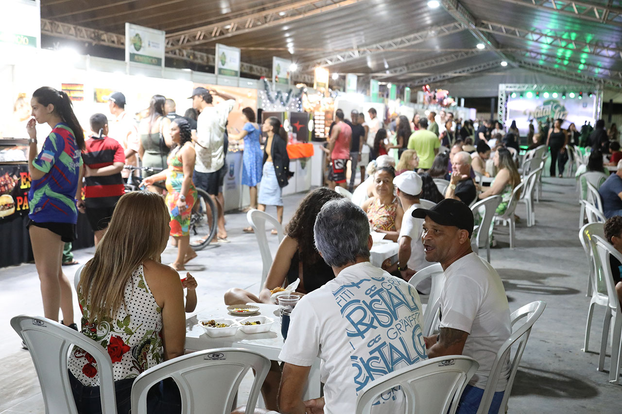 Praça de alimentação e artesanato são alguns dos atrativos da Vila de Natal