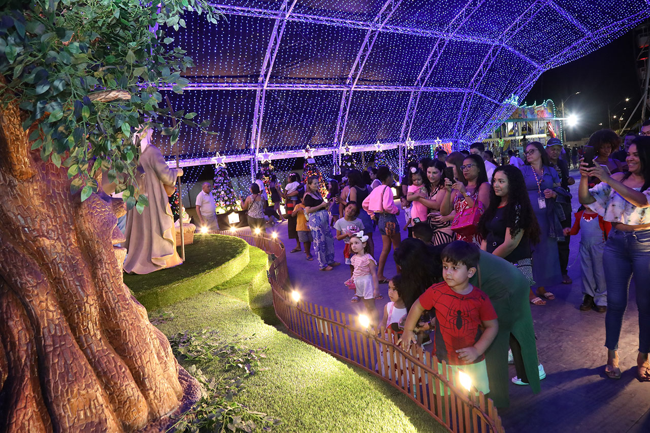 Vila de Natal com presépio em tamanho real encanta famílias de Cariacica