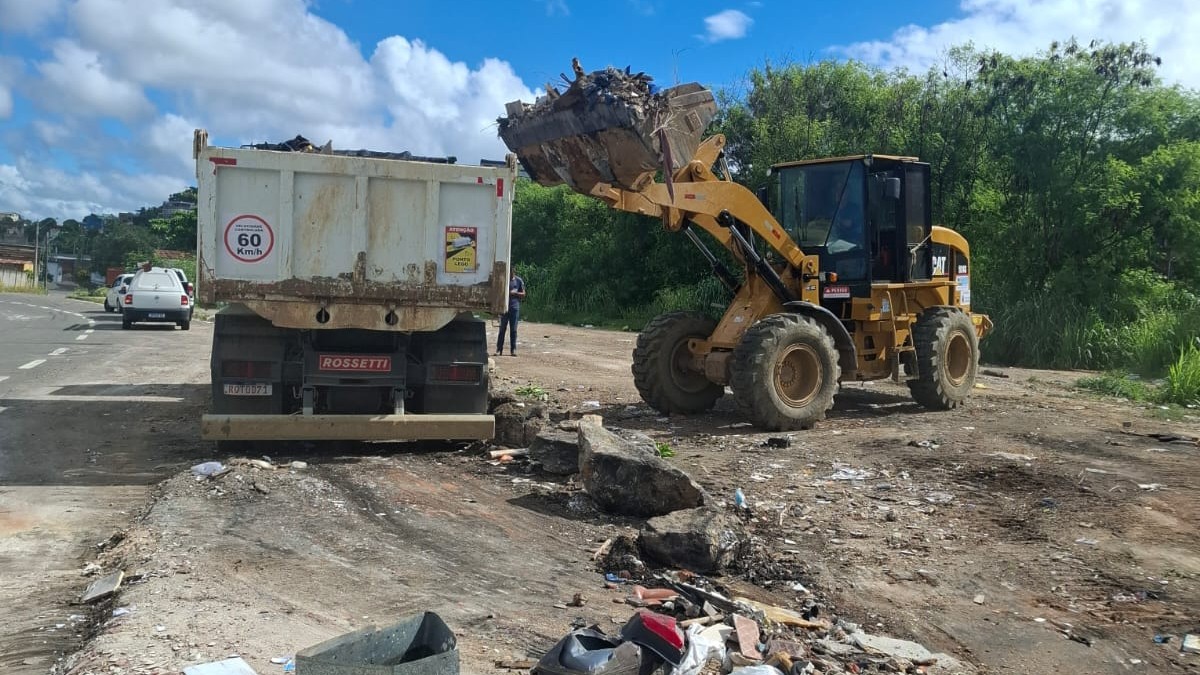 Bloco da Limpeza entra na avenida e garante força-tarefa de serviços nesta segunda de Carnaval