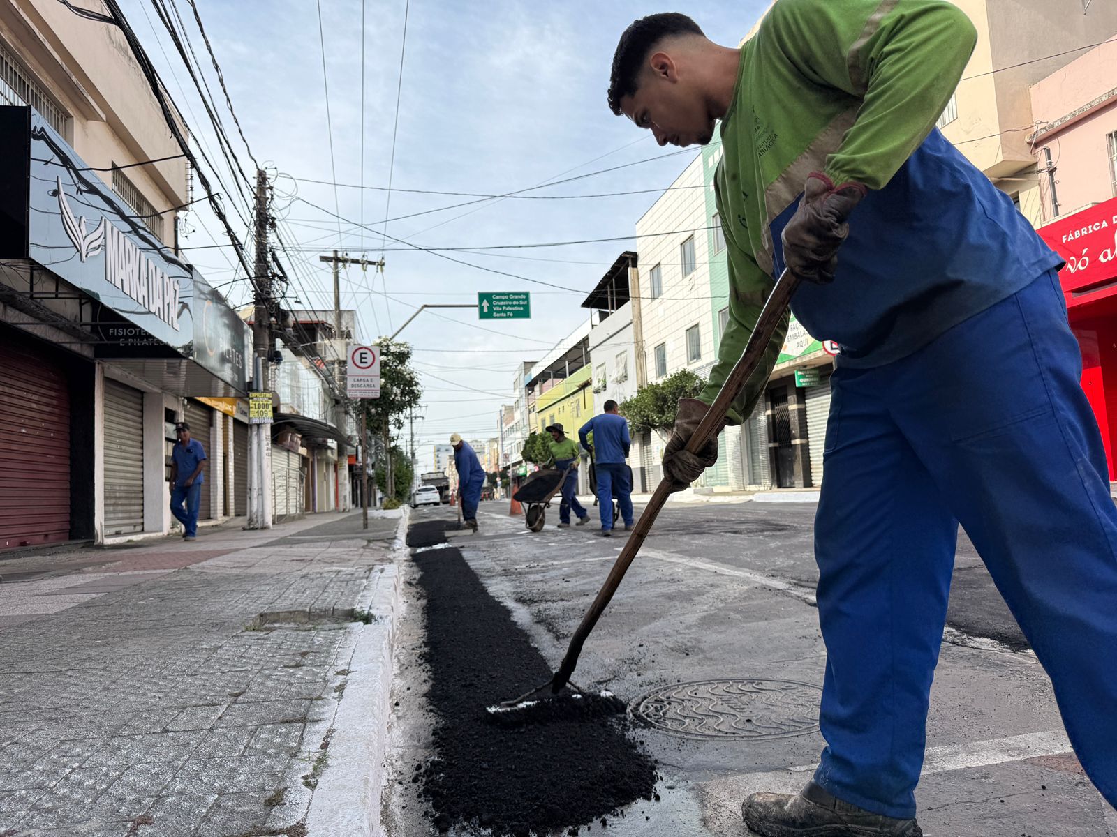Operação tapa-buracos é realizada na Avenida Expedito Garcia neste domingo (14)