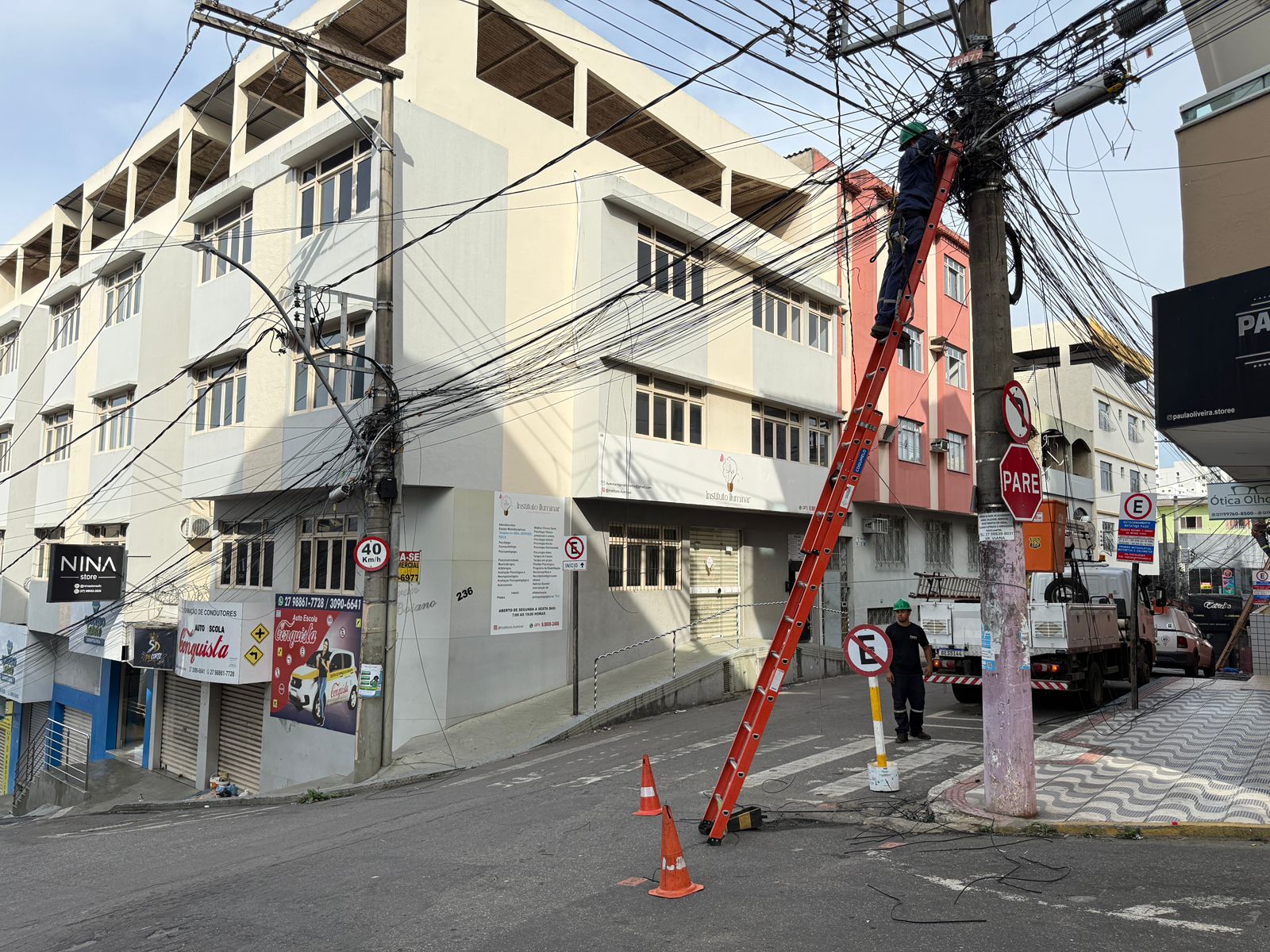 Operação remove cabos e fios em desuso na Rua Getúlio Vargas, em Campo Grande