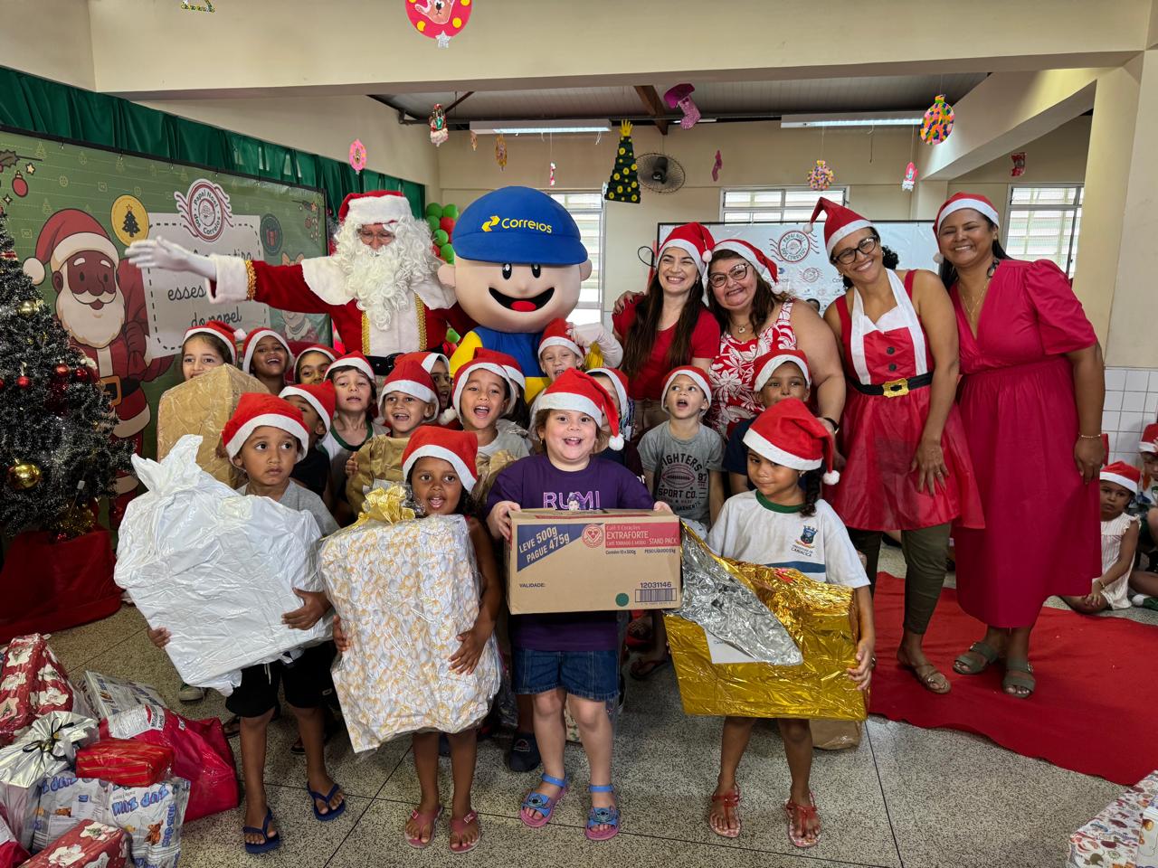 Natal antecipado: 380 alunos de Bela Aurora recebem presentes da campanha Papai Noel dos Correios