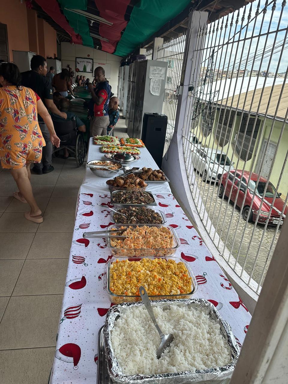 Almoço especial de Natal atende pessoas em situação de rua e vulnerabilidade social em Cariacica