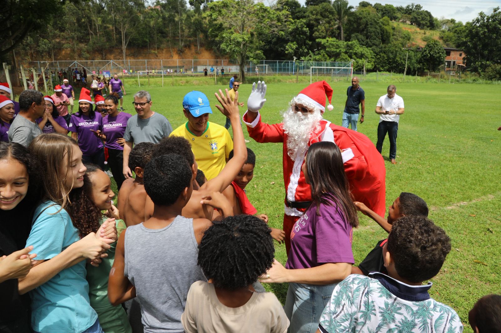 Favela 3D: Papai Noel leva alegria e presentes às crianças de Piranema 