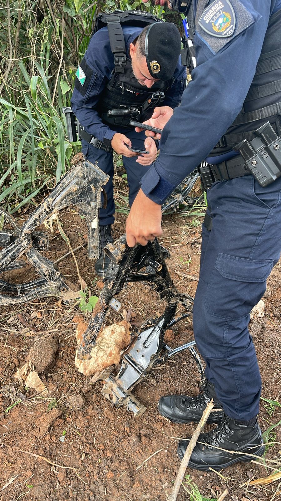 Chassis de motos roubadas são encontrados durante limpeza em canal de Cariacica