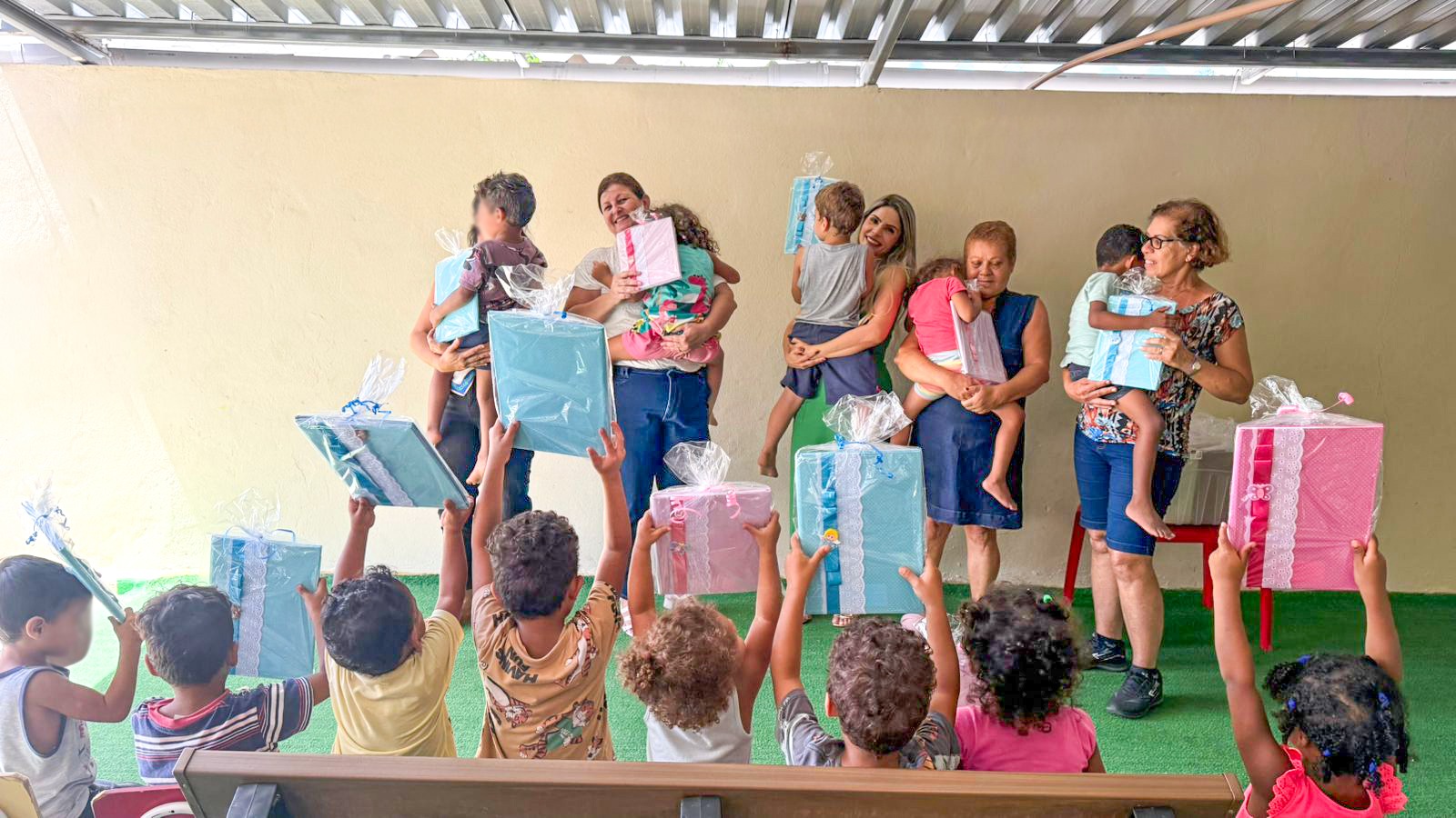 Atendidas no CCPI de Jardim América entregam caderno de memórias às crianças do abrigo municipal