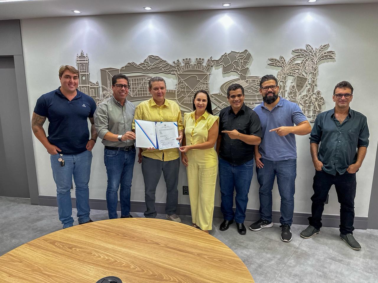 Prefeito assina ordem de serviço para pavimentação em Caçaroca e anuncia R$15 milhões em obras viárias em Cariacica