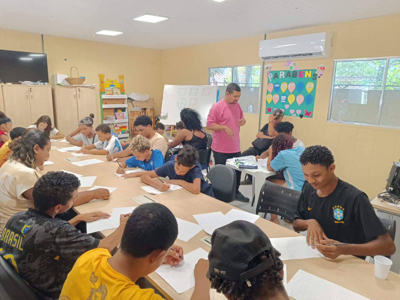 Conecta Jovem reúne adolescentes para aprender técnicas de desenho em oficina especial 