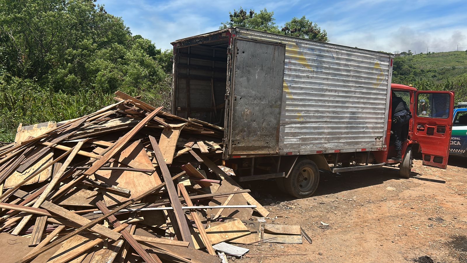 Homem é detido após ser flagrado descartando lixo em local proibido em Cariacica