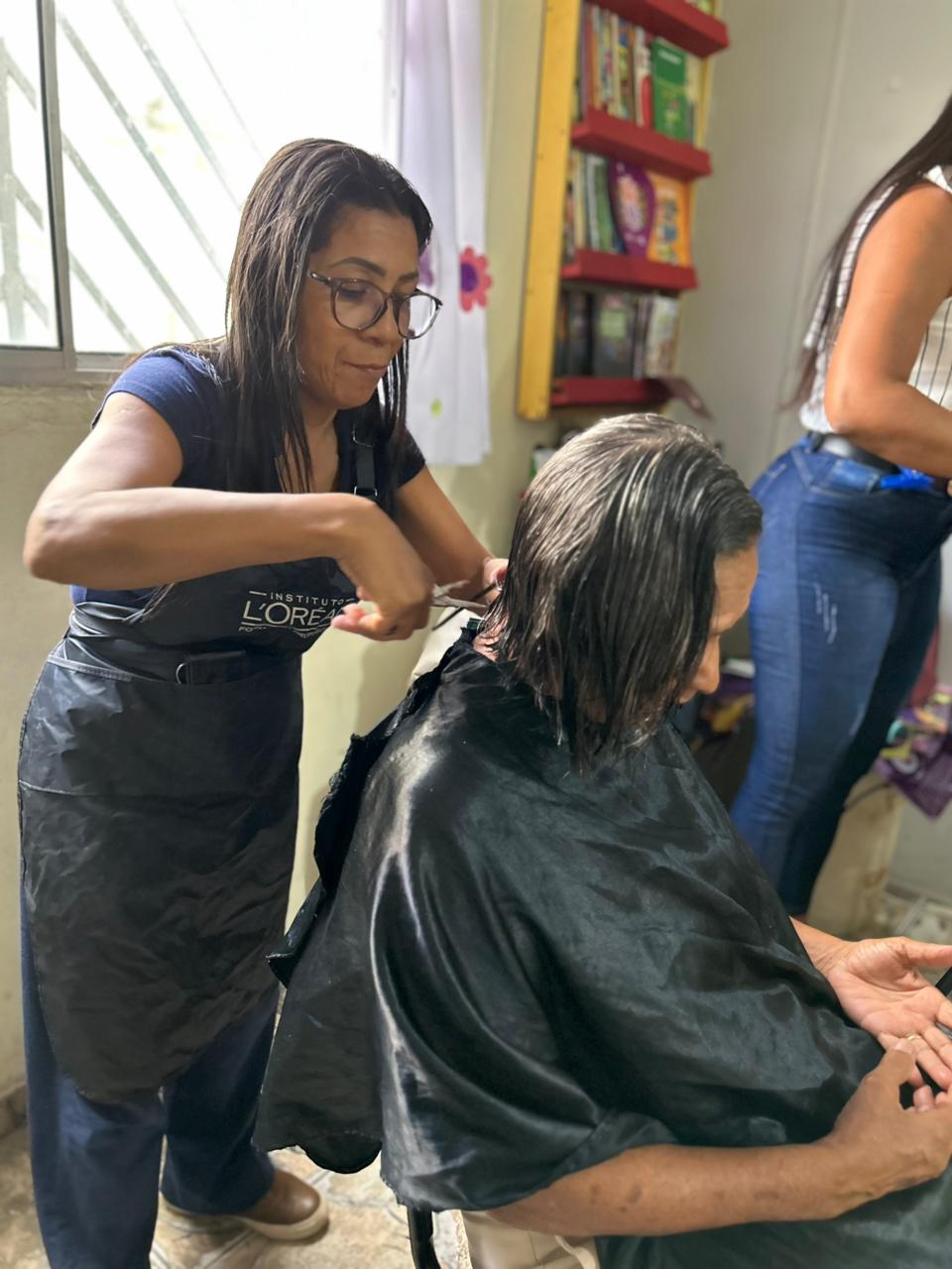 Centro de Referência de Assistência Social de Rio Marinho realiza dia de beleza para frequentadoras idosas 