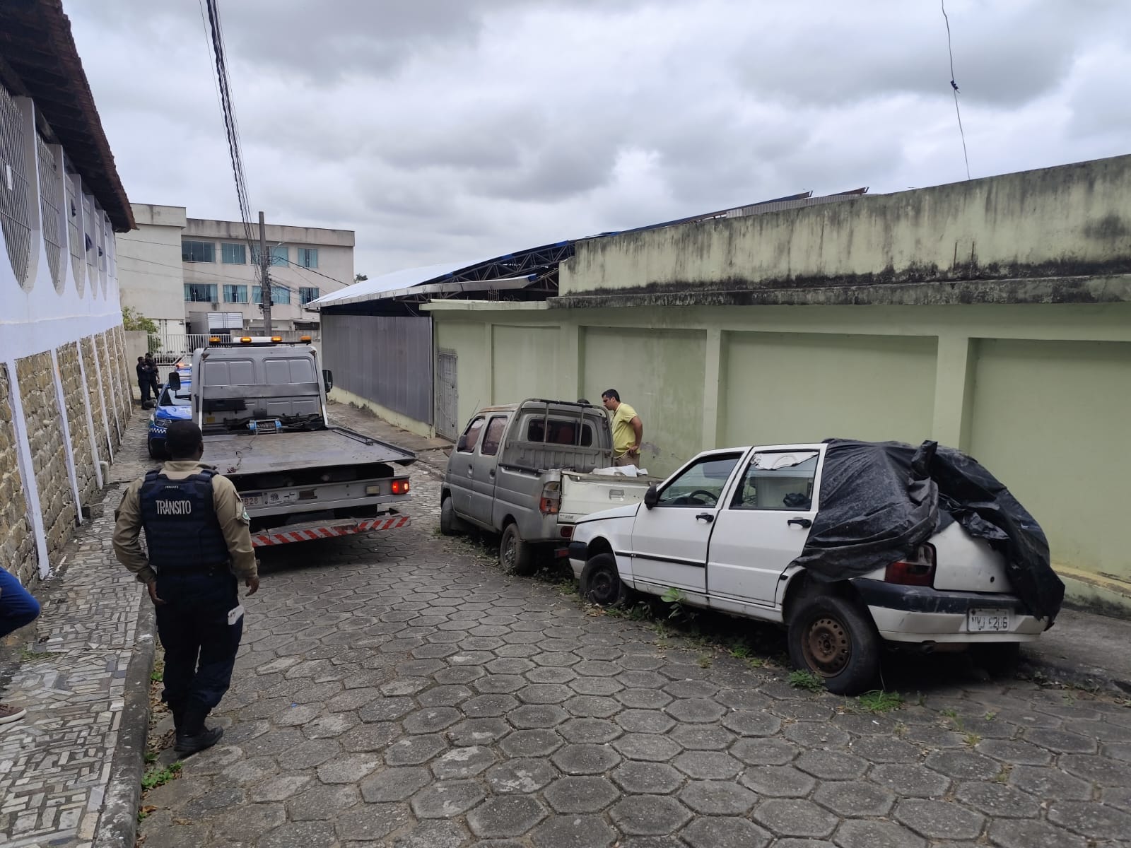 Ação de ordenamento urbano remove 14 veículos abandonados e irregulares em Cariacica