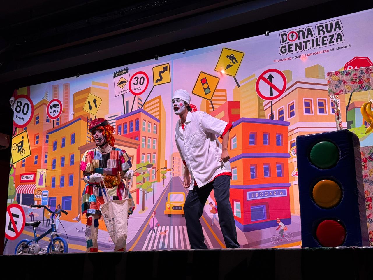 Teatro no Centro Cultural Frei Civitella promove conscientização no trânsito para alunos de Cariacica