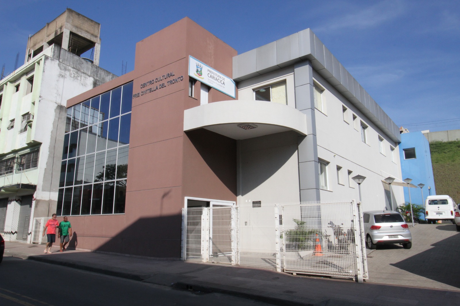 Teatro Frei Civitella recebe teatro infantil e formatura de mestre-sala e porta-bandeira na quarta (25)