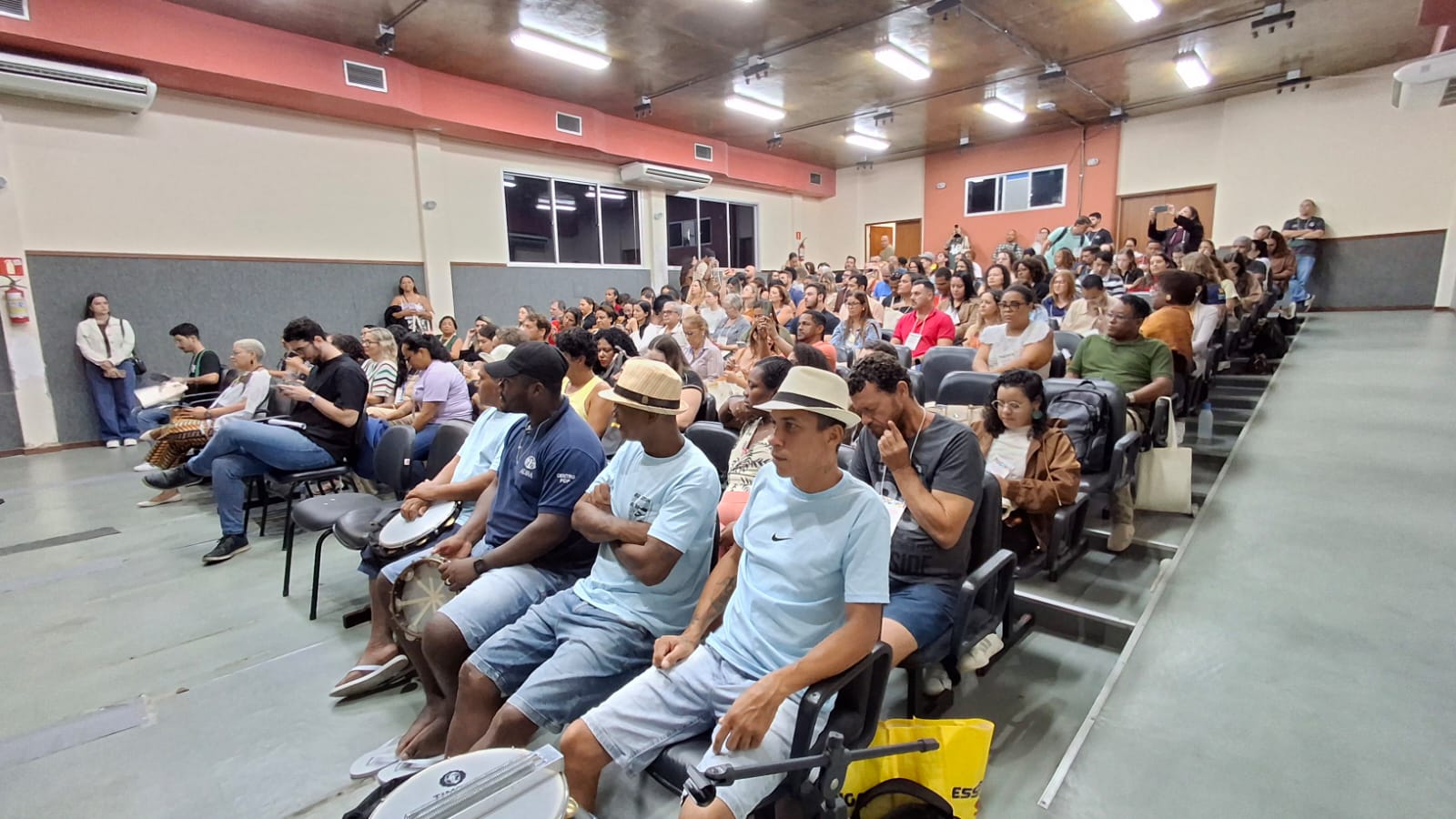 Atendidos pelo Centro Pop de Cariacica levam música a Seminário Estadual na Ufes