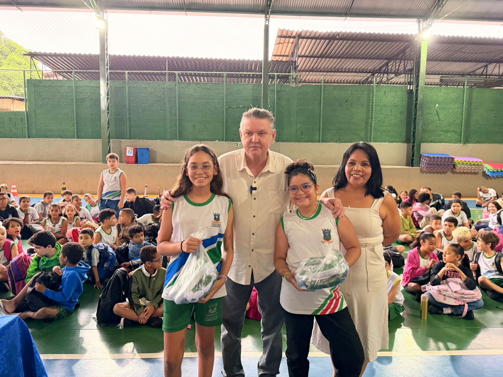 Alunos do Ensino Fundamental de Cariacica recebem novos uniformes escolares
