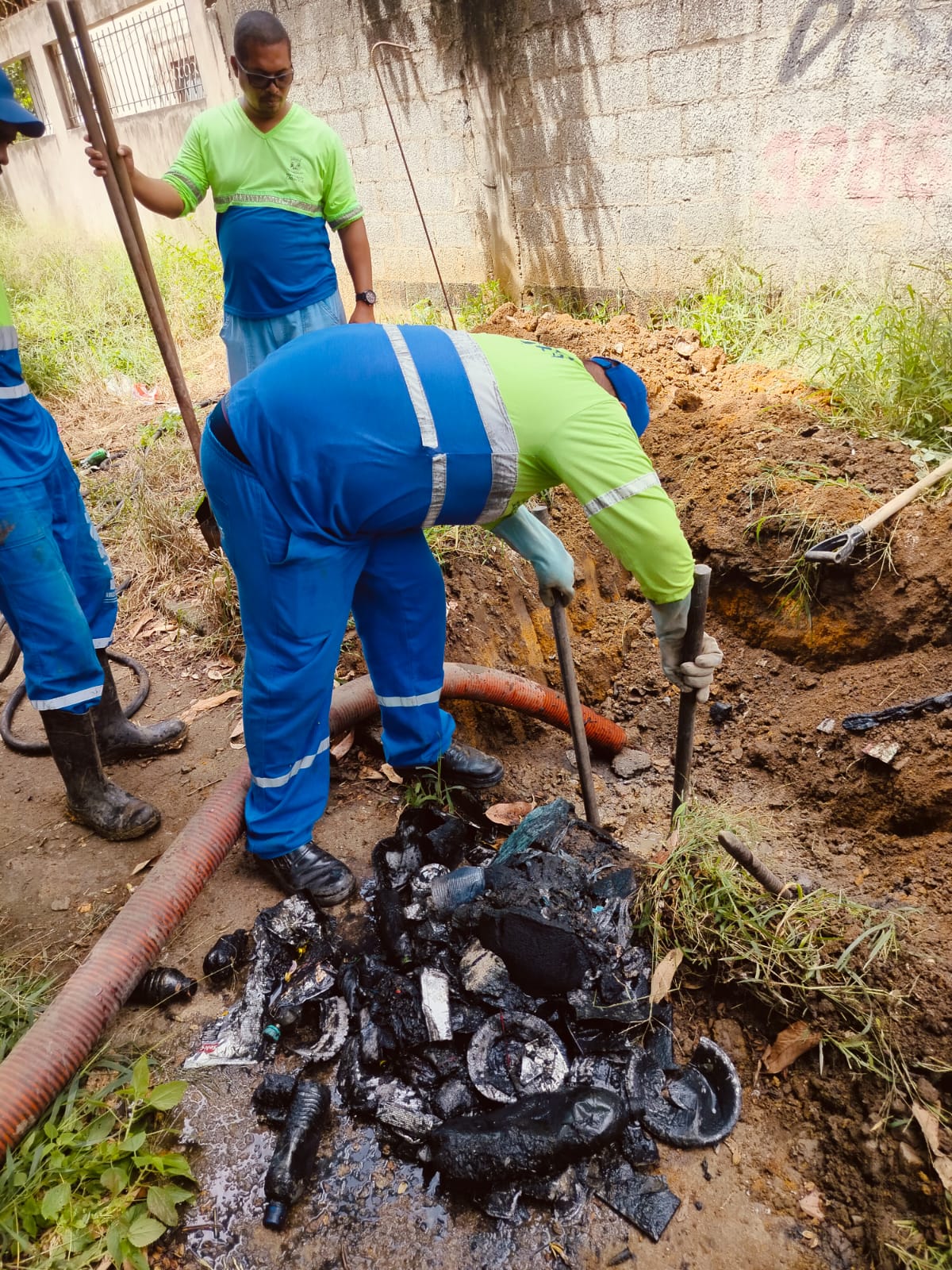 Manilha cheia de plástico! Limpeza revela descarte irregular de resíduos em Cruzeiro do Sul