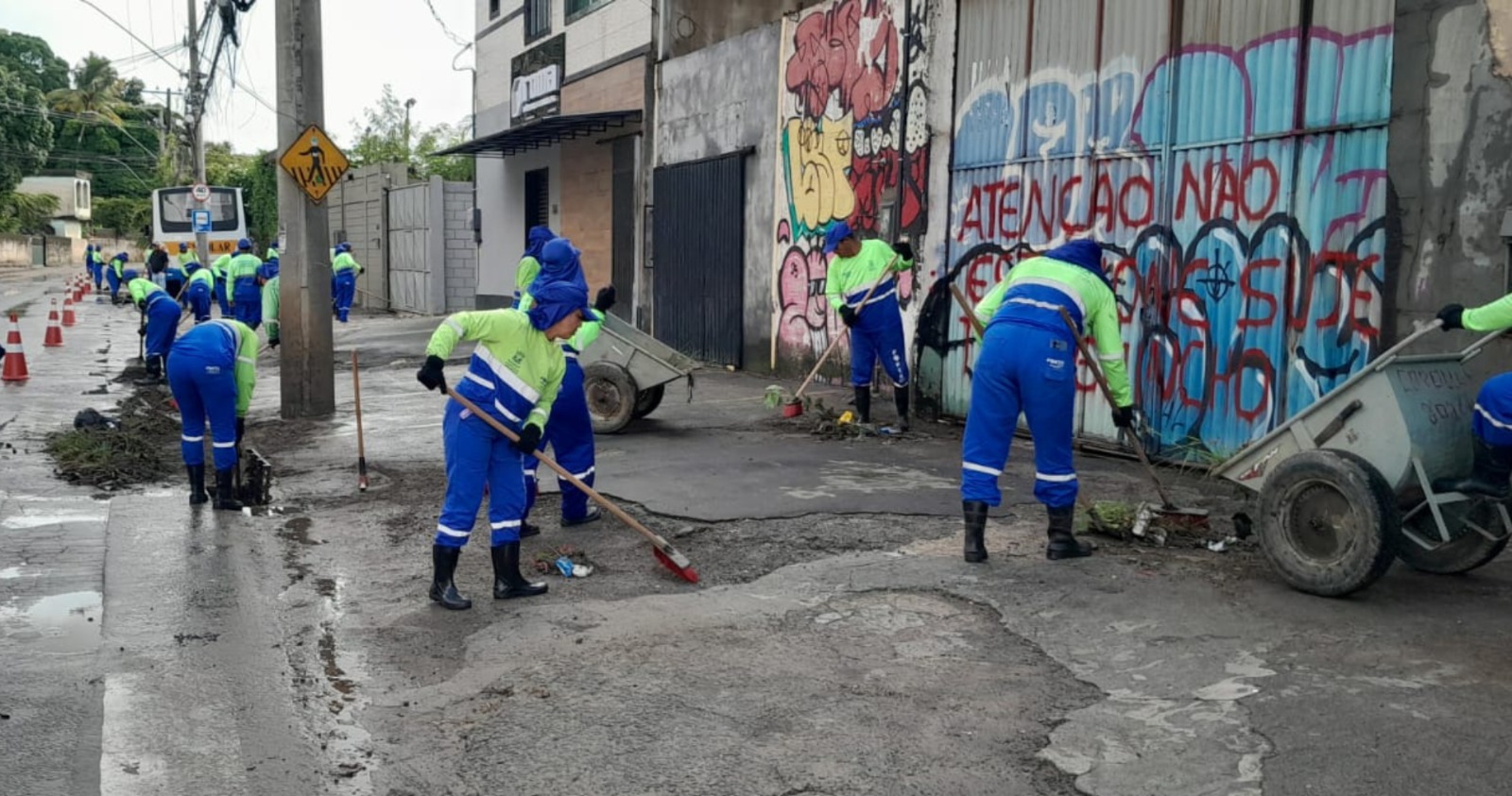 Equipes de Serviços realizam força-tarefa de limpeza em Bandeirantes neste sábado (28)