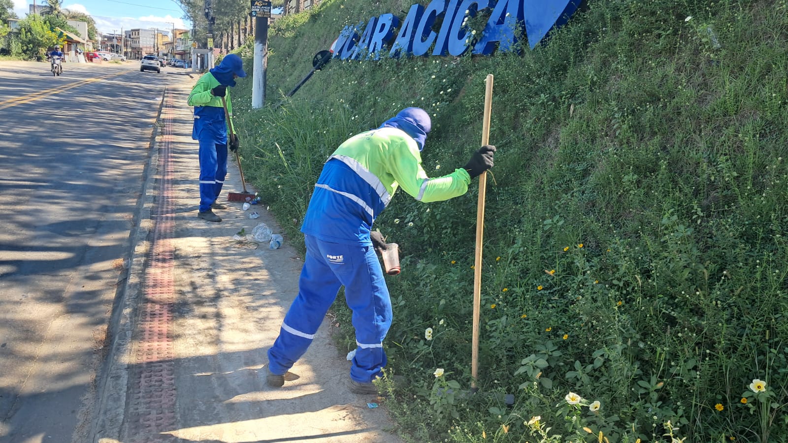 Domingo de Páscoa com serviços de limpeza em diversos bairros de Cariacica