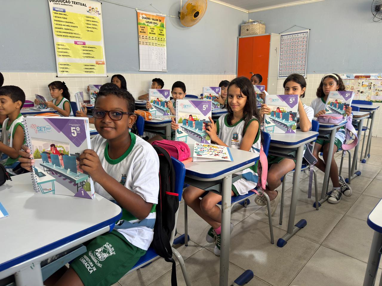 Alunos da rede municipal recebem material estruturado para fortalecer a aprendizagem