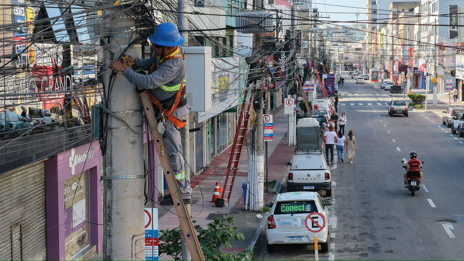Fios sem uso são removidos de postes na Avenida Expedito Garcia em Campo Grande