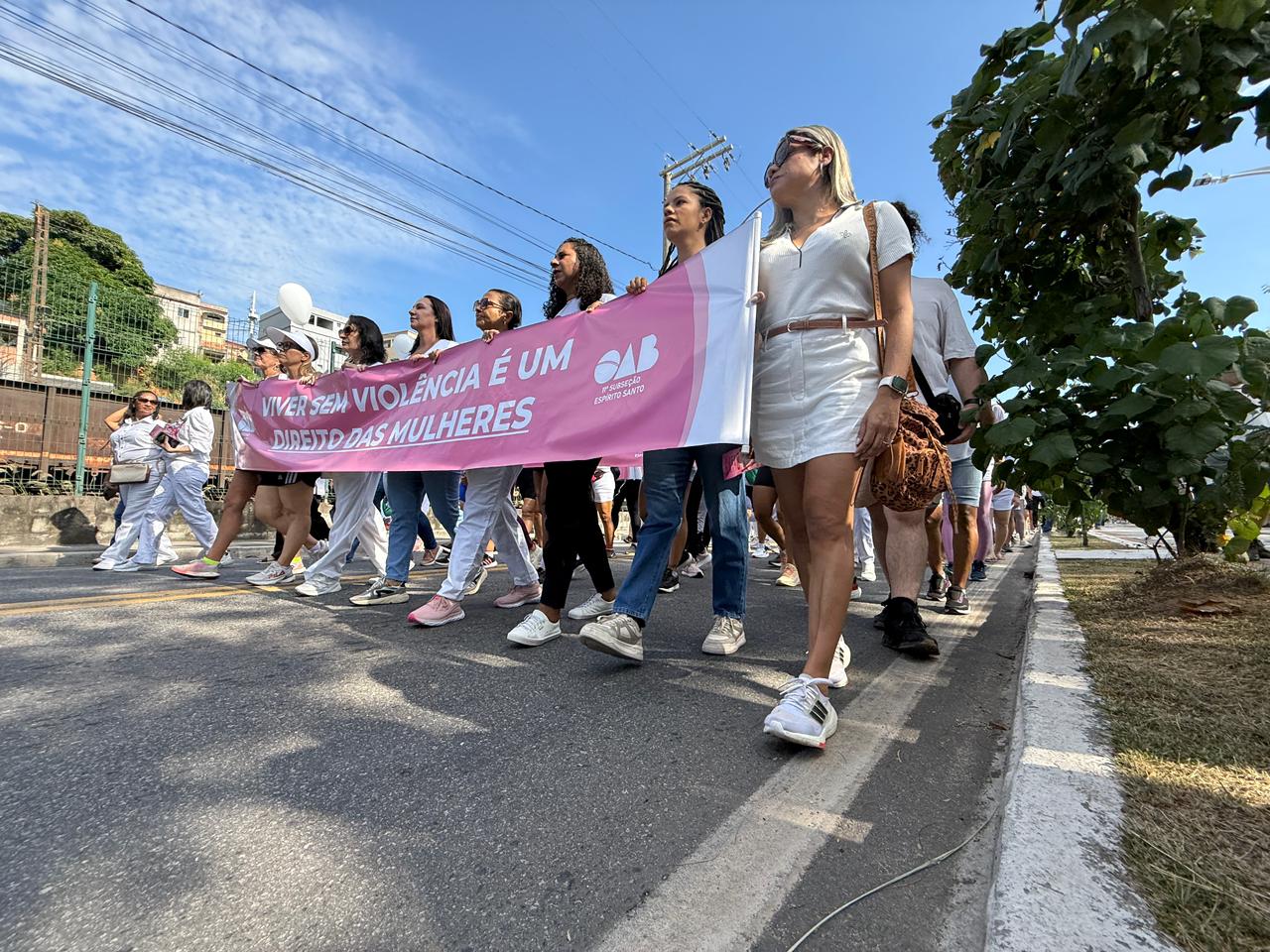 Manhã de domingo na Nova Orla é marcada por caminhada contra o feminicídio
