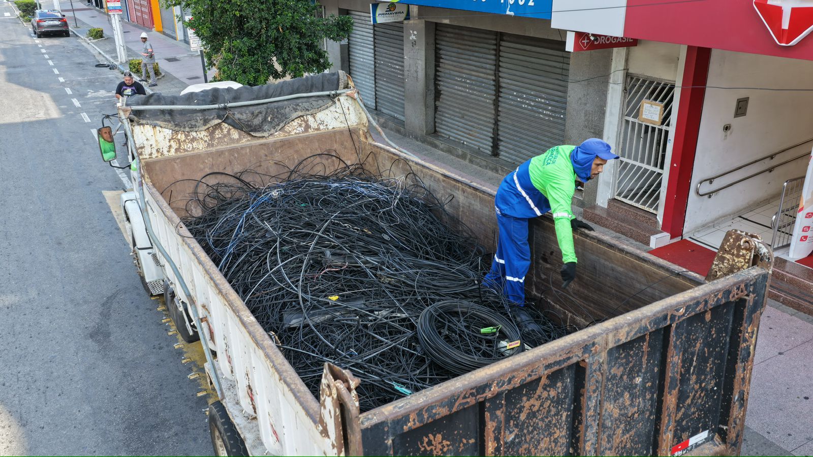 Mais de uma tonelada de fios sem uso são retirados durante higienização de postes na Expedito Garcia