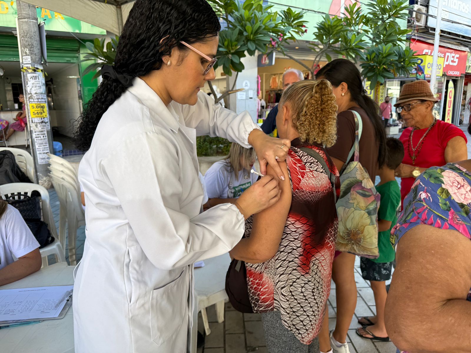 Mais de 350 doses da vacina da gripe são aplicadas durante ação da Saúde na praça de Campo Grande