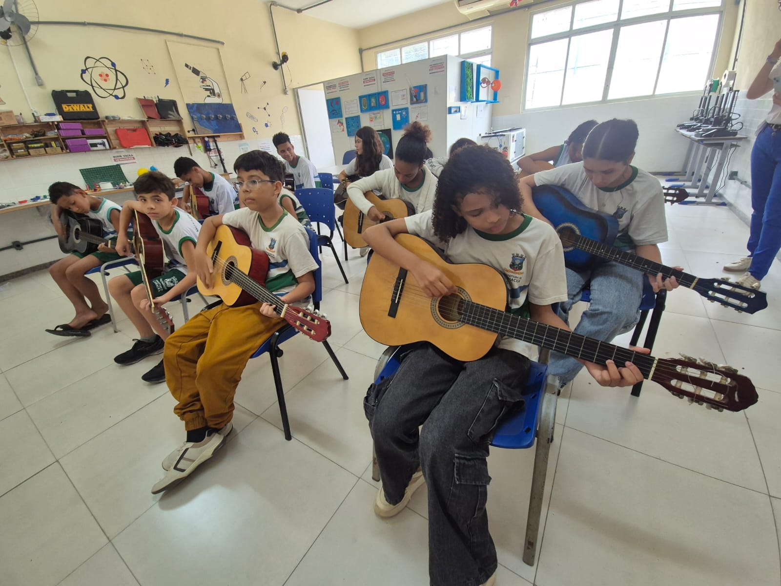 Programa Semearte leva aulas de violão e incentiva talentos na Escola Virgilio Francisco Schwab 