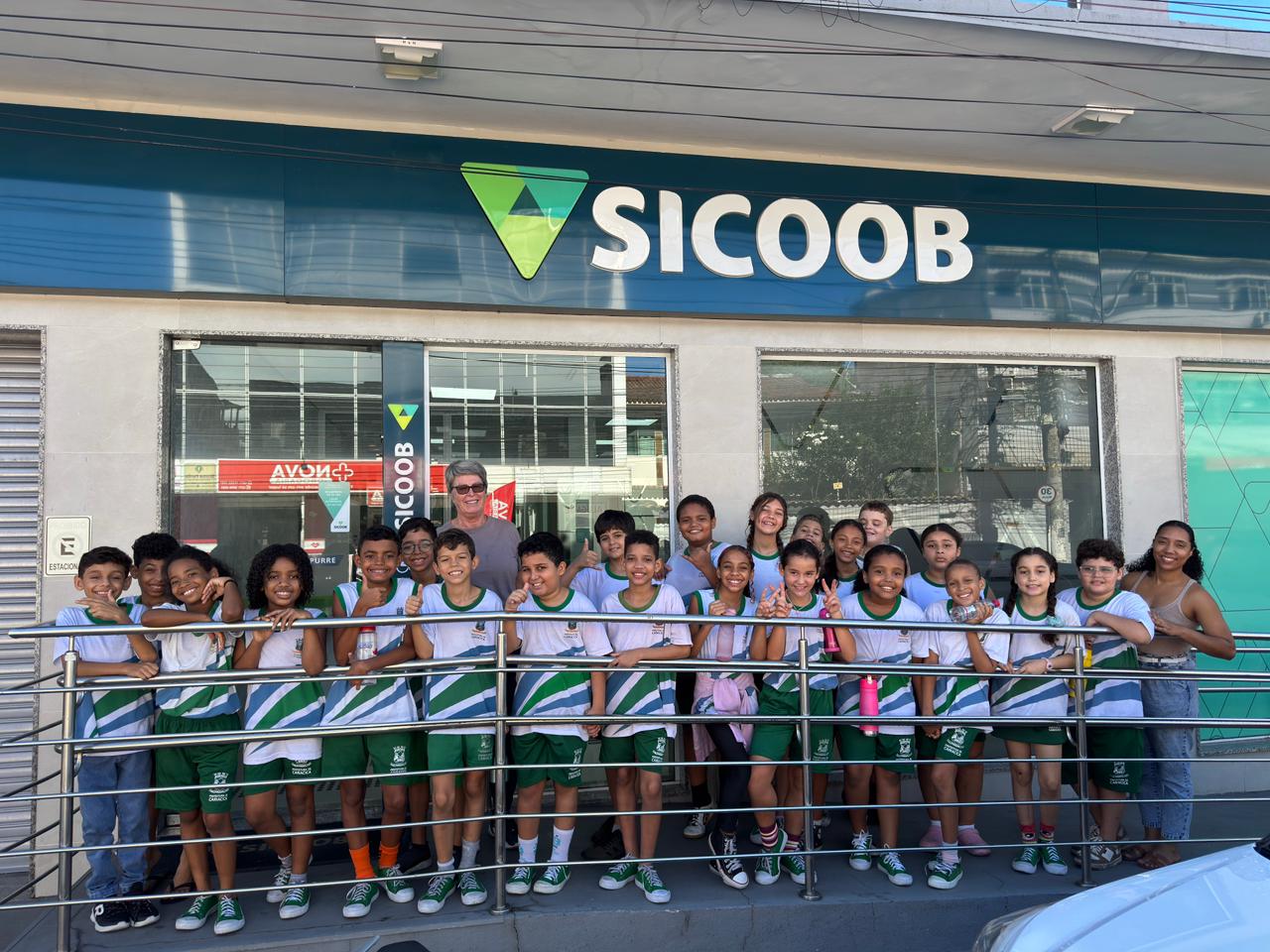 Alunos de Cariacica participam de aula prática sobre educação financeira em agência bancária