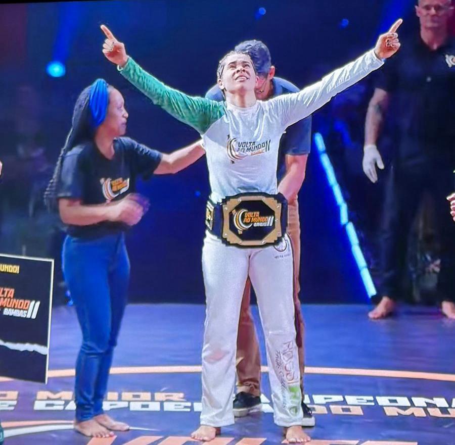 Atleta de Cariacica é campeã e traz cinturão de capoeira de Brasília