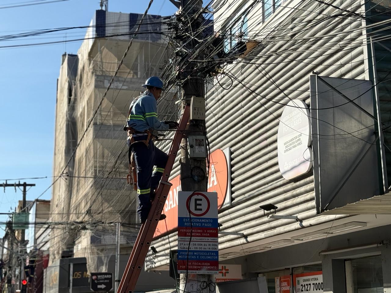 Avenida Expedito Garcia recebe continuidade de mutirão para higienização de fios inutilizados neste domingo (24)