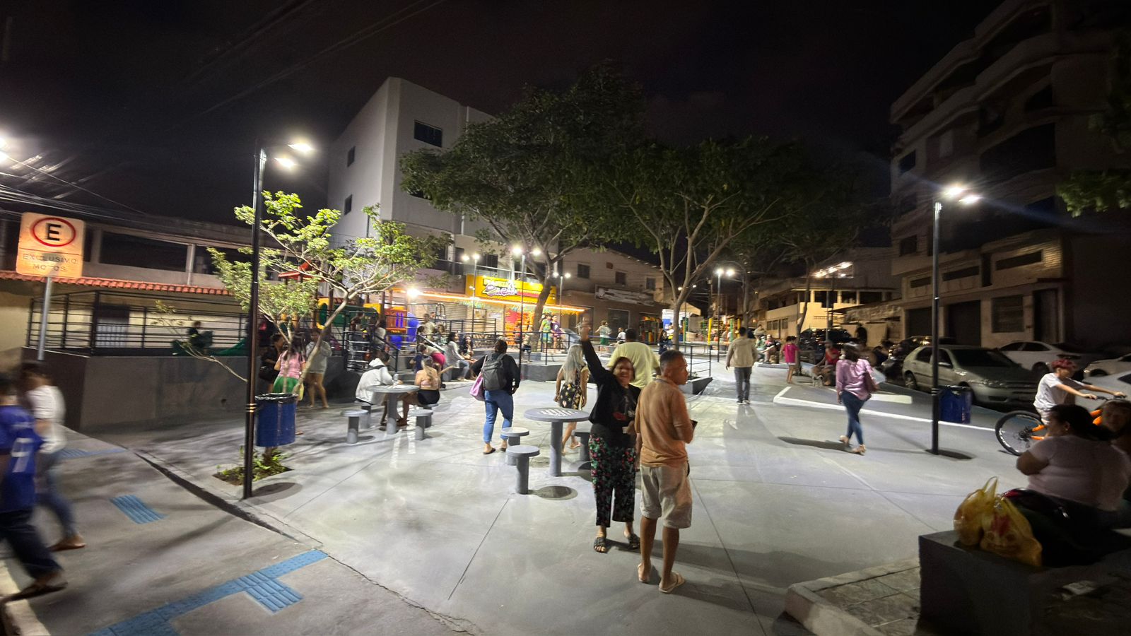 Moradores e comerciantes comemoram a entrega da revitalização da praça do bairro Itapemirim