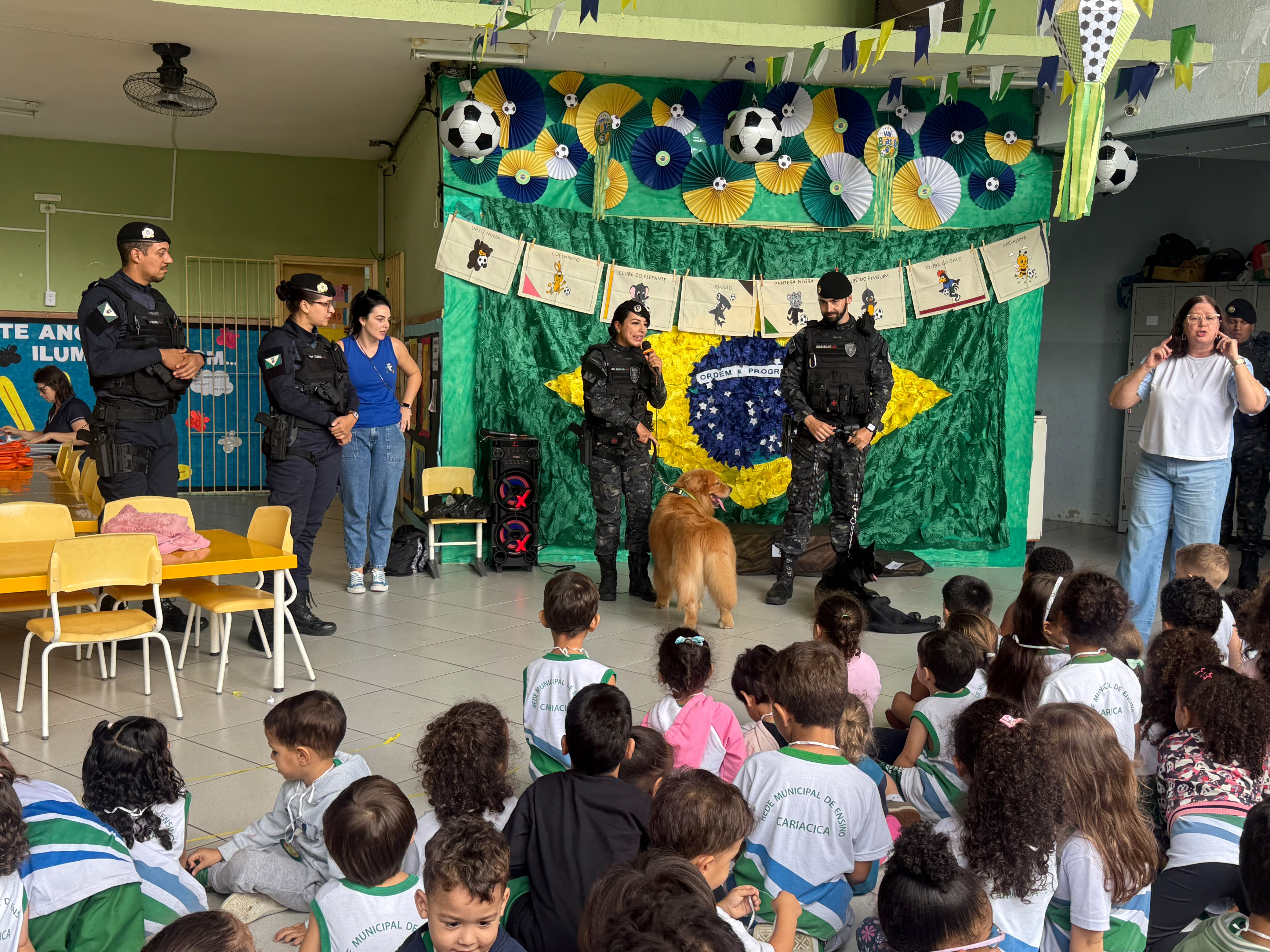 Grupo de Operações com Cães da Guarda Municipal diverte e conscientiza alunos em Cariacica
