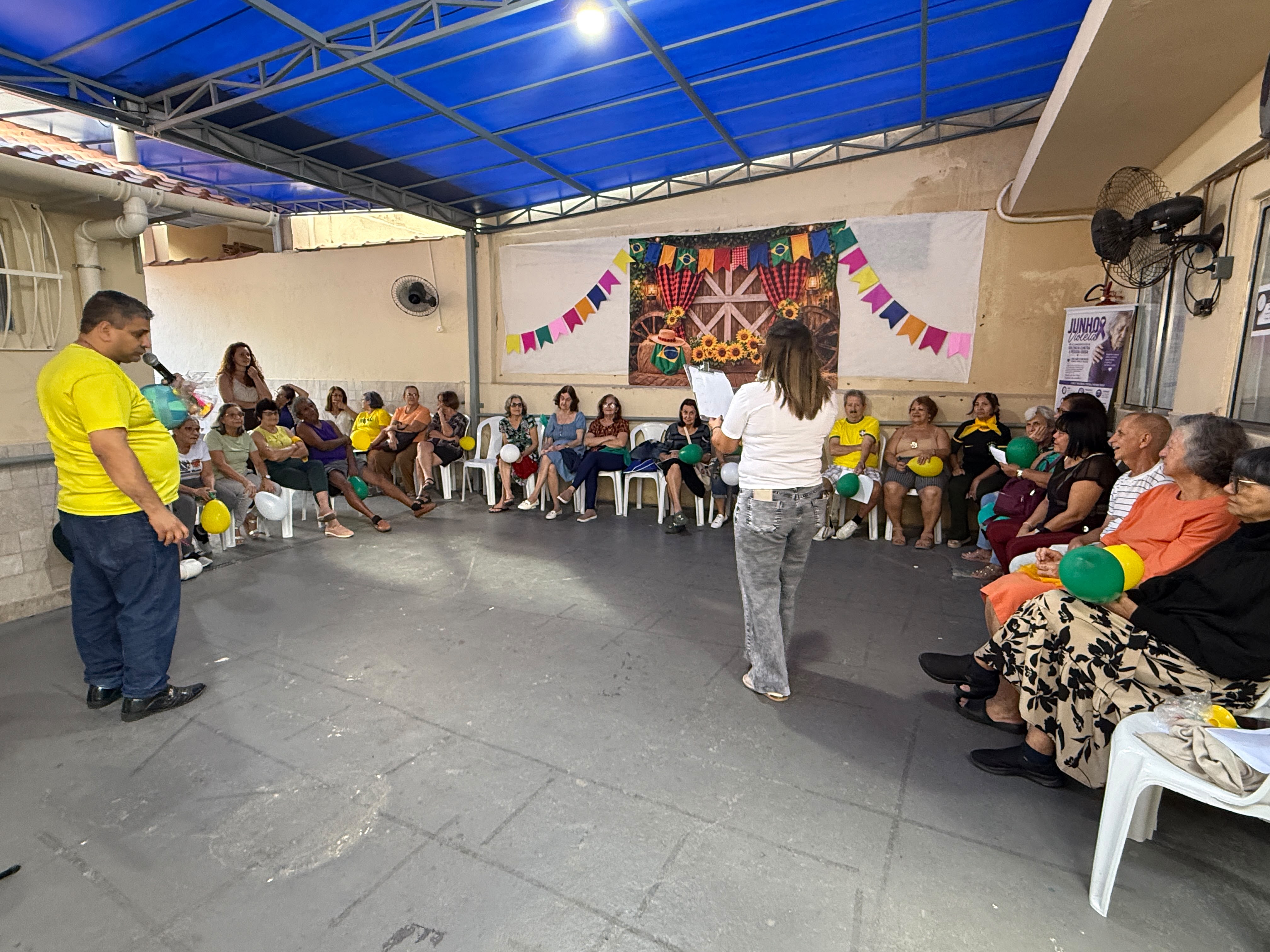 Clima da Copa agita tarde de gincana para idosos no CCPI de Campo Grande