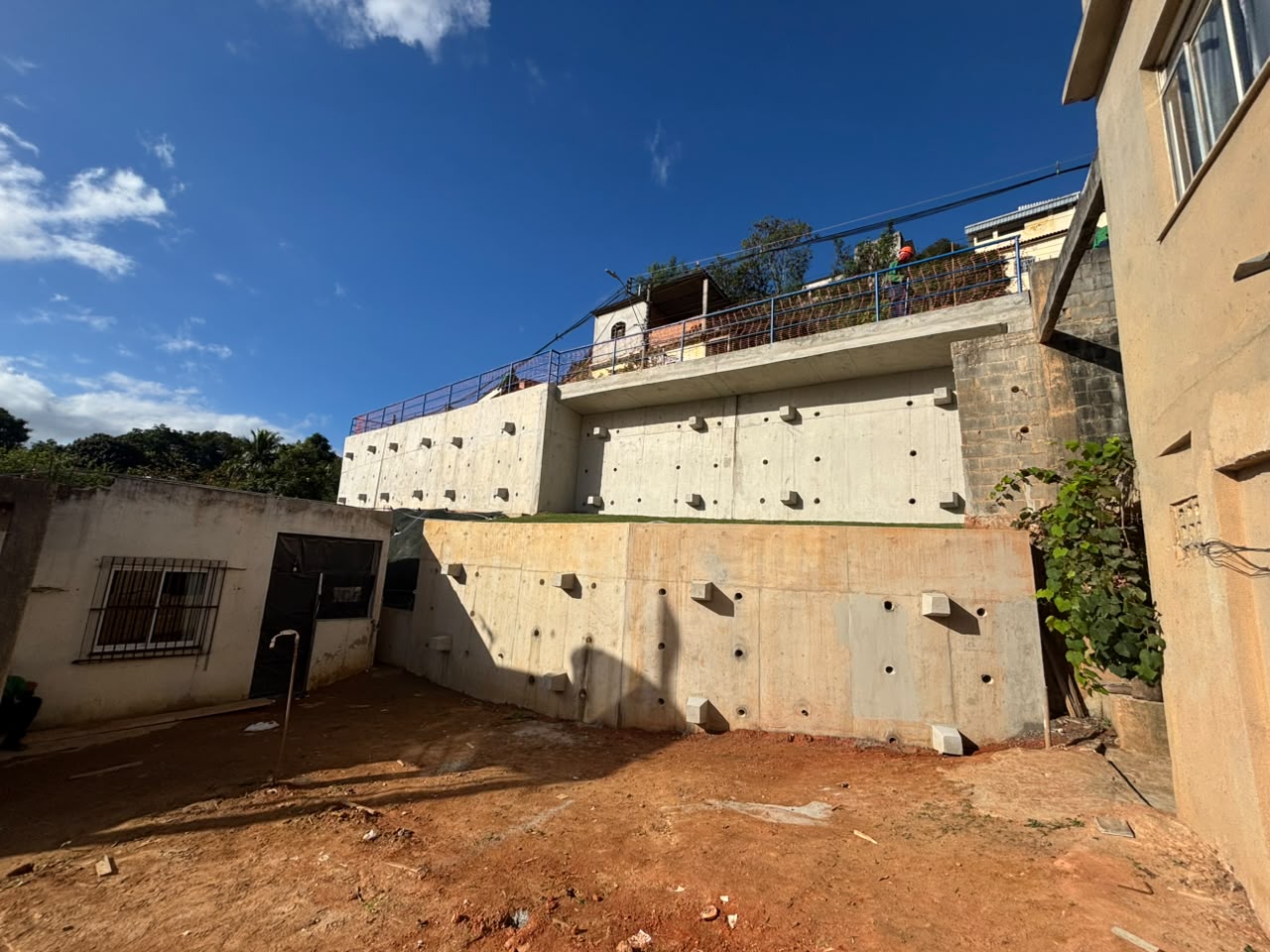 Concluída obra do muro de contenção em Porto Novo 