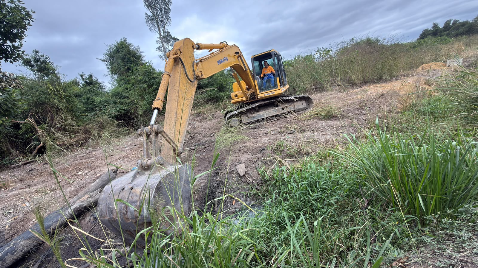 Prefeitura realiza operação de limpeza e desobstrução de canal em Santo Antônio