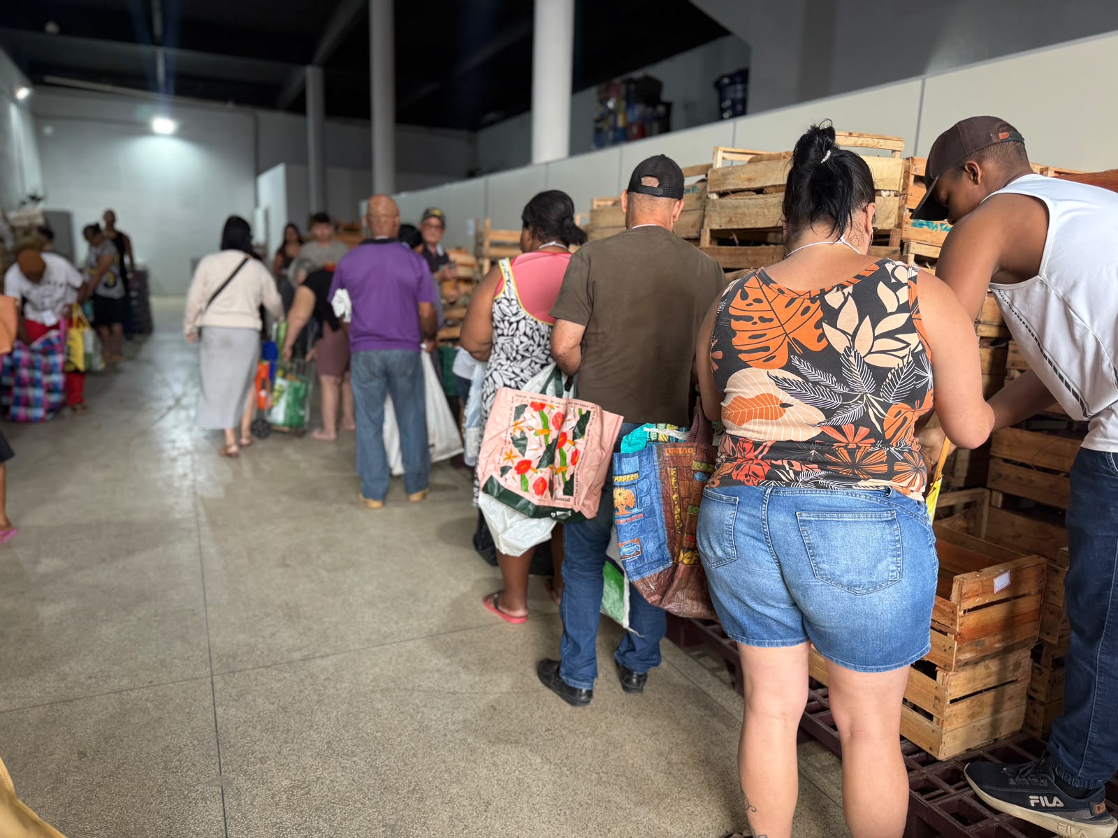 Famílias recebem cestas e orientações durante entrega no Banco de Alimentos