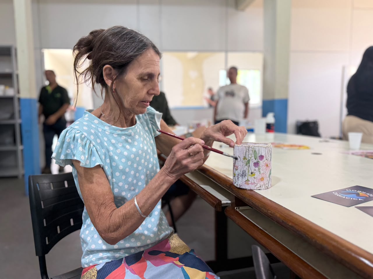 Arte que transforma: oficina de decoupage leva carinho e recomeço a pacientes de residências terapêuticas 