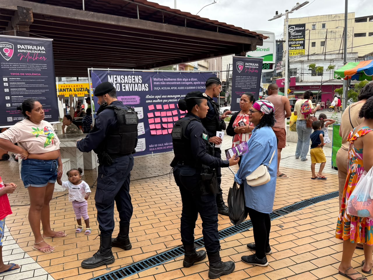 Patrulha Especializada da Mulher promove ação de conscientização na Praça de Campo Grande