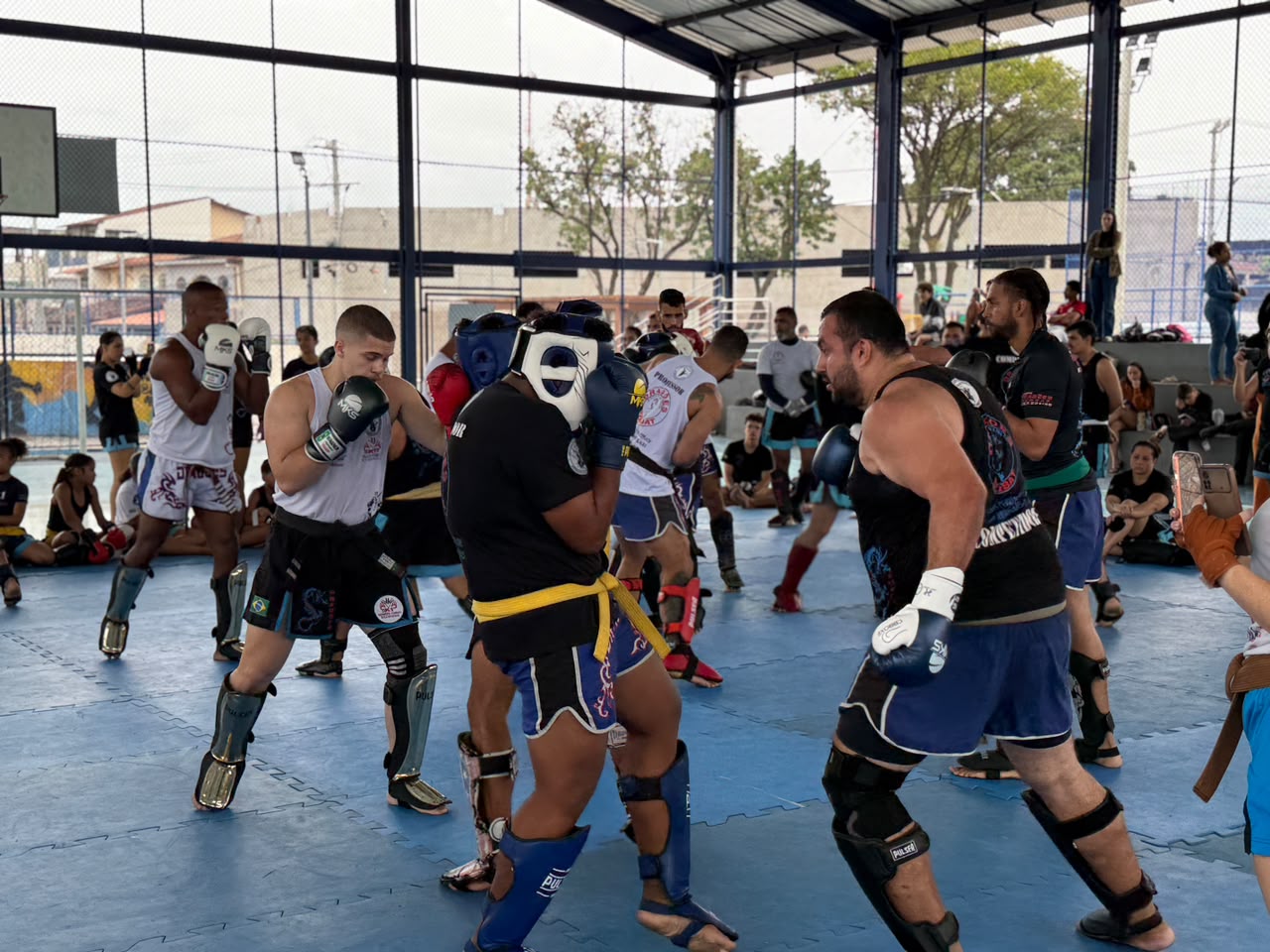 Exame de faixa reúne mais de 100 alunos de kickboxing no Complexo Esportivo Hugo Viola