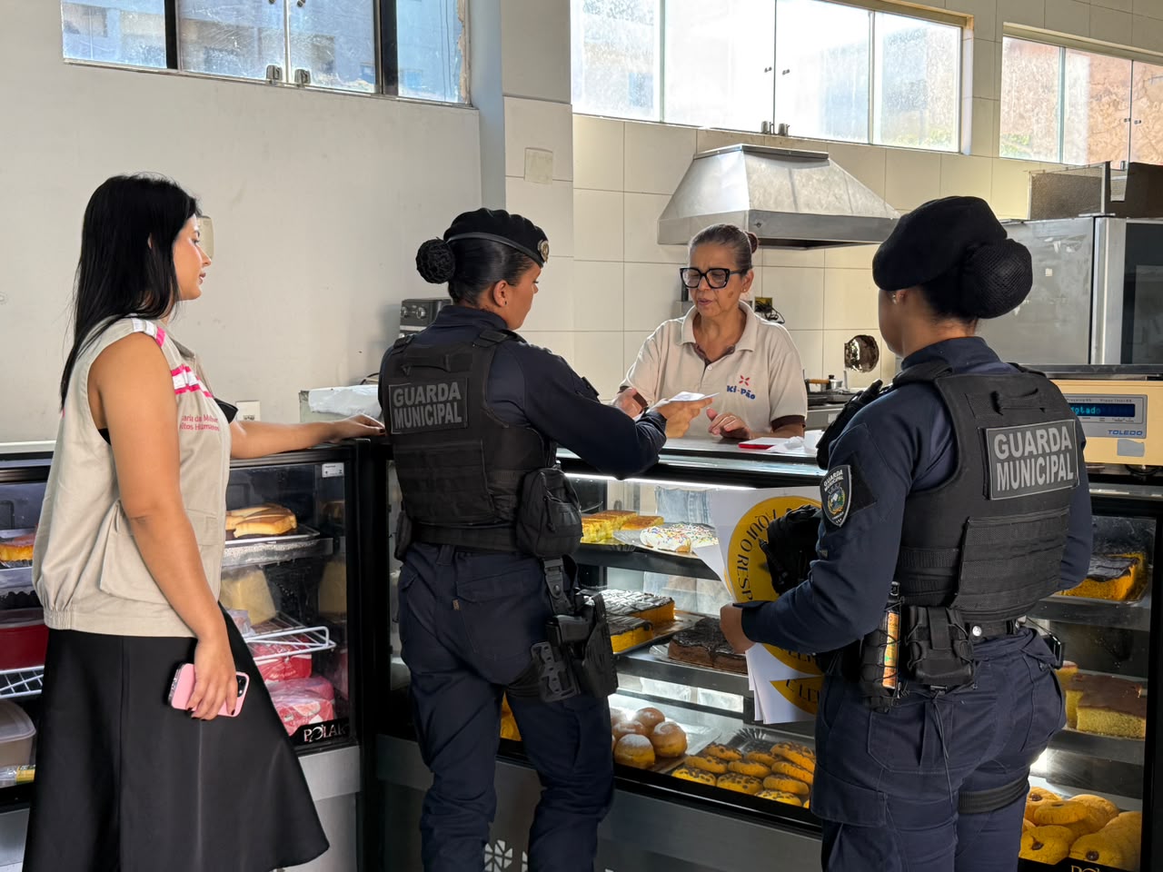 Violência contra a mulher: Cariacica realiza ação de conscientização com comerciantes em Bela Aurora